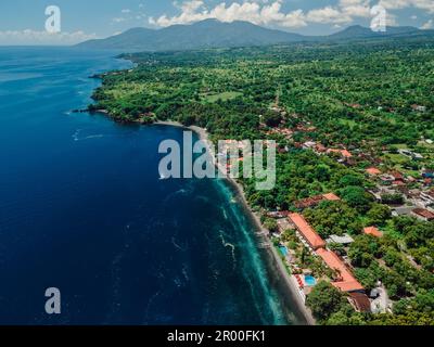 Luftaufnahme der malerischen Küste mit blauem Ozean und atemberaubender Landschaft im Norden Balis. Stockfoto