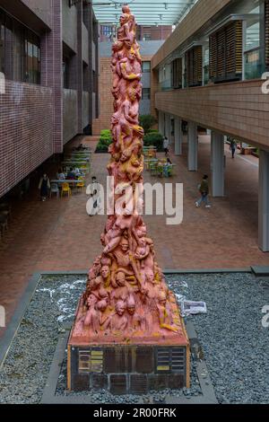 22. Oktober 2021, Hongkong, SAR, China: Archivfoto des dänischen Künstlers Jens Galschiot's „Pillar of Sham“ an der Hong Kong University Pok Fu Lam Hong Kong. Die Skulptur ist eine Gedenkstätte für das Massaker auf dem Platz des Himmlischen Friedens von 1989. Die Skulptur, die 2021 aus der Ausstellung entfernt wurde, wurde am 5. Mai 2023 vom Nationalen Sicherheitsministerium der Polizei von Hongkong beschlagnahmt und zitierte Ã-Aufstachelung zu subversionÃ während der Ausführung eines Durchsuchungsbefehls. (Kreditbild: © Jayne Russell/ZUMA Press Wire) NUR REDAKTIONELLE VERWENDUNG! Nicht für den kommerziellen GEBRAUCH! Stockfoto