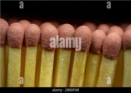Streichhölzer, Nahaufnahme Makro mit schwarzem Hintergrund. Stockfoto