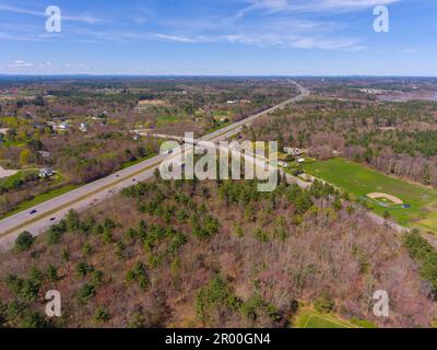 Interstate Highway 95 I-95 und Exeter Road aus der Vogelperspektive im historischen Stadtzentrum von Hampton Falls, New Hampshire NH, USA. Stockfoto