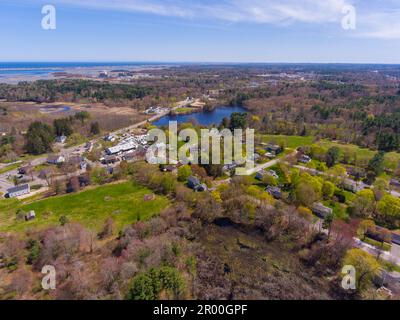 Dodge Ponds aus der Vogelperspektive und US Route 1 Lafayette Road im historischen Stadtzentrum von Hampton Falls, New Hampshire NH, USA. Stockfoto