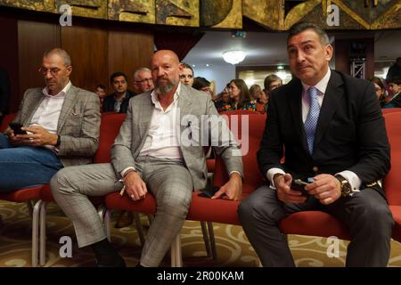 Bukarest, Rumänien. 5. Mai 2023: Bogdan Stelea (C) und Ilie Dumitrescu (R), ehemalige rumänische Profifußballer, nehmen an der Eröffnungszeremonie des Superbet Chess Classic Romania 2023 Teil, der ersten Etappe der Grand Chess Tour 2023, die am 5. Mai 2023 in Bukarest stattfindet. Während der 10 Turniertage vom 5. Bis 15. Mai treten zehn der besten FIDE-bewerteten Spieler an. Kredit: Lucian Alecu/Alamy Live News Stockfoto