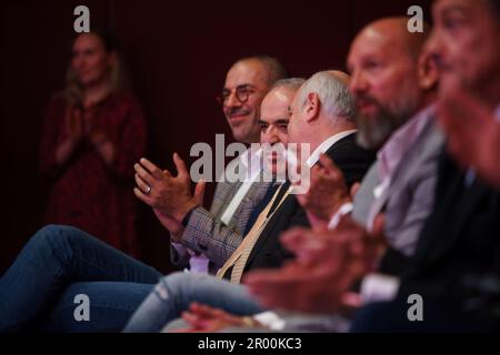 Bukarest, Rumänien. 5. Mai 2023: Garry Kasparov (C), ehemaliger russischer Schachgroßmeister, der beste Schachspieler aller Zeiten, nimmt an der Eröffnungszeremonie des Superbet Chess Classic Romania 2023 Teil, der ersten Etappe der Grand Chess Tour 2023-Rennstrecke, die am 5. Mai 2023 in Bukarest stattfindet. Während der 10 Turniertage vom 5. Bis 15. Mai treten zehn der besten FIDE-bewerteten Spieler an. Kredit: Lucian Alecu/Alamy Live News Stockfoto