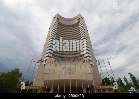 Bukarest, Rumänien. 5. Mai 2023: Das Grand Hotel Bukarest, ehemaliges InterContinental, in dem am 5. Mai 2023 in Bukarest das Superbet Chess Classic Romania 2023, die erste Etappe der Grand Chess Tour 2023, stattfindet. Während der 10 Turniertage vom 5. Bis 15. Mai treten zehn der besten FIDE-bewerteten Spieler an. Kredit: Lucian Alecu/Alamy Live News Stockfoto