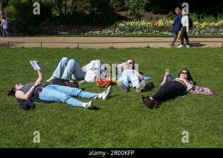 London, Großbritannien. 05. Mai 2023. Freunde genießen das sonnige Wetter im St. James's Park in London am Vorabend der Krönung von König Karl III Während der Krönung werden Regenschauer vorhergesagt. Kredit: SOPA Images Limited/Alamy Live News Stockfoto