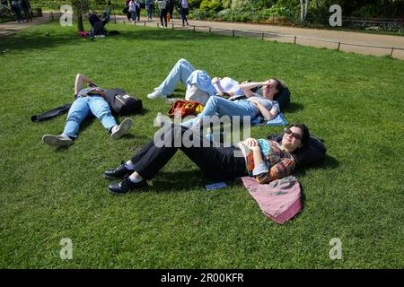 London, Großbritannien. 05. Mai 2023. Freunde genießen das sonnige Wetter im St. James's Park in London am Vorabend der Krönung von König Karl III Während der Krönung werden Regenschauer vorhergesagt. Kredit: SOPA Images Limited/Alamy Live News Stockfoto