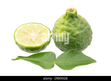 Frischer Bergamotte mit halbisoliertem Schnitt und Grrenblatt auf weißem Hintergrund. Stockfoto