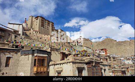 Blick auf den Leh-Palast und die Altstadt von Ladakh Stockfoto