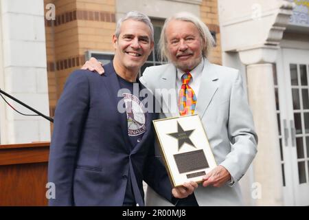 St. Louis, Usa. 05. Mai 2023. Entertainer St. Louisan Andy Cohen (L) erhält seinen St. Louis Walk of Fame Star des Schöpfers Joe Edwards während der Zeremonien in St. Louis am Freitag, den 5. Mai 2023. Das St. Louis Walk of Fame ist ein Beispiel für das kulturelle Erbe von St. Louis und das Wissen, die Bekanntheit und die Wertschätzung von St. Louisaner und ihre Leistungen. Foto: Bill Greenblatt/UPI Credit: UPI/Alamy Live News Stockfoto