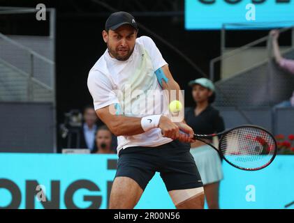 Madrid, Spanien. 05. Mai 2023. Aslan Karatsev bei den Mutua Madrid Open 2023, ATP Masters 1000 Tennis Turnier am 5. Mai 2023 im Caja Magica in Madrid, Spanien. Foto: Laurent Lairys/ABACAPRESS.COM Kredit: Abaca Press/Alamy Live News Stockfoto