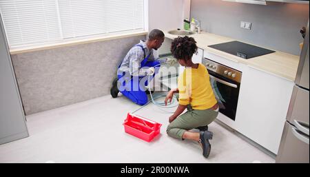 Verstopfung Im Ablauf Der Klempnerreinigungsleitung. Verstopfung Der Kanalisation Beseitigen Stockfoto