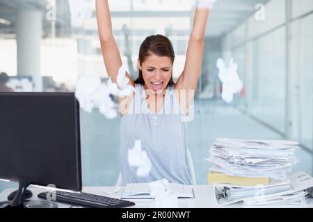 Geschäftsfrau, Stress und Papier in die Luft werfen, um die Arbeit am Büroschreibtisch zu erledigen. Verärgerte, verärgerte oder frustrierte Mitarbeiterin, überarbeitet oder unter Druck Stockfoto