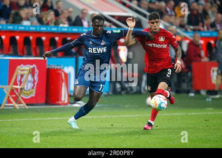 Leverkusen, Deutschland. 05. Mai 2023. Kingsley SCHINDLER (FC Köln, Nr. 17) im Duell mit Piero HINCAPIE (Bayer 04 Leverkusen, Nr. 3). Kredit: dpa/Alamy Live News Stockfoto