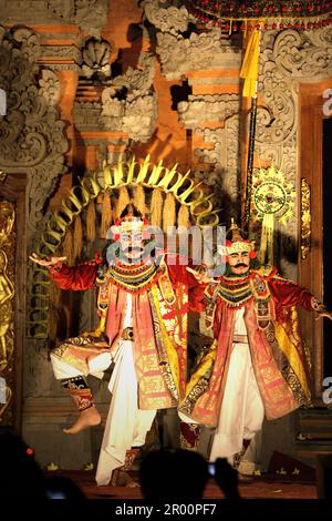 Darsteller während der traditionellen balinesischen Legong- und Barong-Tanzshow im Königlichen Palast in Ubud, Bali, Indonesien. In der Regel dauert die Legong (auch mit Barong-Maskentänzerin) etwa 1,5 Stunden und ist eine der besten Shows in Ubud, die während der Hauptsaison immer mit Zuschauern gefüllt ist. Stockfoto