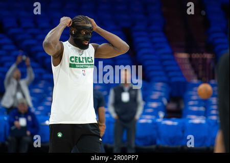 PHILADELPHIA, PA - 5. MAI: Jaylen Brown #7 der Boston Celtics wärmt sich vor Runde 2 Spiel 3 der Eastern Conference Semi-Finals 2023 NBA-Playoffs zwischen Boston Celtics und Philadelphia 76ers am 5. Mai 2023 im Wells Fargo Center in Philadelphia, PA, auf. (Foto: Stephen Nadler/PxImages) Stockfoto