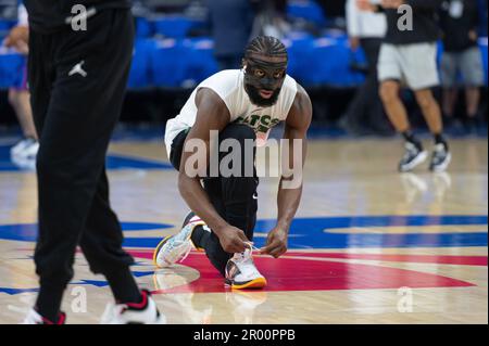 PHILADELPHIA, PA - 5. MAI: Jaylen Brown #7 der Boston Celtics wärmt sich vor Runde 2 Spiel 3 der Eastern Conference Semi-Finals 2023 NBA-Playoffs zwischen Boston Celtics und Philadelphia 76ers am 5. Mai 2023 im Wells Fargo Center in Philadelphia, PA, auf. (Foto: Stephen Nadler/PxImages) Stockfoto