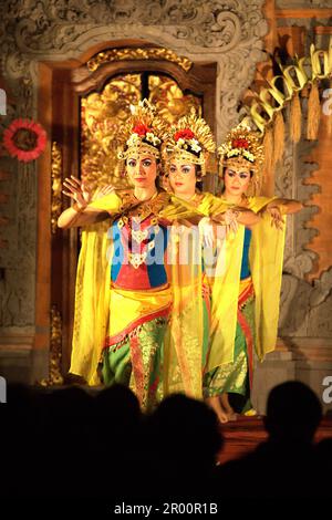 Darsteller während der traditionellen balinesischen Legong- und Barong-Tanzshow im Königlichen Palast in Ubud, Bali, Indonesien. In der Regel dauert die Legong (auch mit Barong-Maskentänzerin) etwa 1,5 Stunden und ist eine der besten Shows in Ubud, die während der Hauptsaison immer mit Zuschauern gefüllt ist. Stockfoto