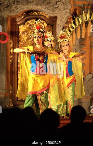 Darsteller während der traditionellen balinesischen Legong- und Barong-Tanzshow im Königlichen Palast in Ubud, Bali, Indonesien. In der Regel dauert die Legong (auch mit Barong-Maskentänzerin) etwa 1,5 Stunden und ist eine der besten Shows in Ubud, die während der Hauptsaison immer mit Zuschauern gefüllt ist. Stockfoto