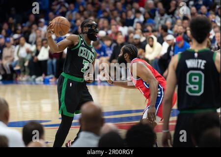 PHILADELPHIA, PA - 5. MAI: Jaylen Brown #7 der Celtics kontrolliert den Ball während des Round 2 Game 3 der Eastern Conference Semi-Finals 2023 der NBA-Playoffs zwischen Boston Celtics und Philadelphia 76ers am 5. Mai 2023 im Wells Fargo Center in Philadelphia, PA. (Foto: Stephen Nadler/PxImages) Stockfoto