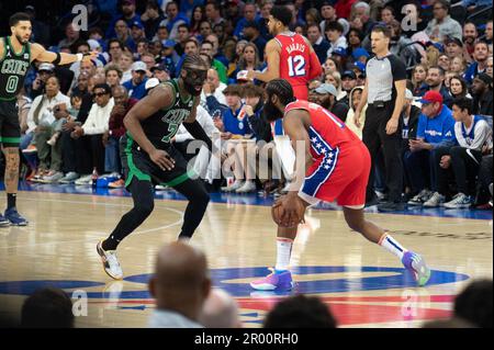 PHILADELPHIA, PA - MAI 5: Jaylen Brown #7 of the Celtics verteidigt James Harden #1 of the 76ers während des Round 2 Game 3 der Eastern Conference Semi-Finals 2023 der NBA-Playoffs zwischen Boston Celtics und Philadelphia 76ers am 5. Mai 2023 im Wells Fargo Center in Philadelphia, Pennsylvania. (Foto: Stephen Nadler/PxImages) Stockfoto