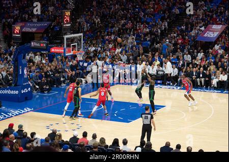 PHILADELPHIA, PA - MAI 5: Jaylen Brown #7 der Celtics schießt den Ball während des Round 2 Game 3 der Eastern Conference Semi-Finals 2023 der NBA-Playoffs zwischen Boston Celtics und Philadelphia 76ers am 5. Mai 2023 im Wells Fargo Center in Philadelphia, PA. (Foto: Stephen Nadler/PxImages) Stockfoto