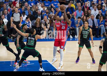 PHILADELPHIA, PA - MAI 5: Joel Embiid #21 der 76ers schießt am 5. Mai 2023 im Wells Fargo Center in Philadelphia, PA, im Round 2 Game 3 der Eastern Conference Semi-Finals 2023 der NBA-Playoffs zwischen Boston Celtics und Philadelphia 76ers den Ball. (Foto: Stephen Nadler/PxImages) Stockfoto