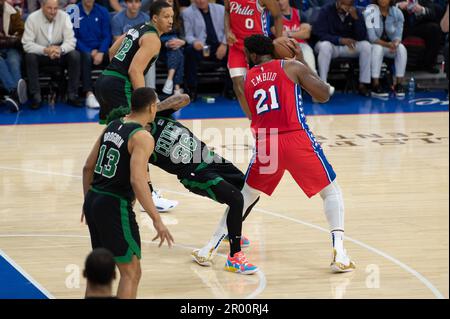 PHILADELPHIA, PA - 5. MAI: Joel Embiid #21 der 76ers kontrolliert den Ball während des Round 2 Game 3 der Eastern Conference Semi-Finals 2023 der NBA-Playoffs zwischen Boston Celtics und Philadelphia 76ers am 5. Mai 2023 im Wells Fargo Center in Philadelphia, PA. (Foto: Stephen Nadler/PxImages) Stockfoto