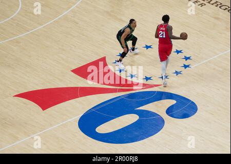 PHILADELPHIA, PA - MAI 5: Joel Embiid #21 der 76ers fährt den Ball während des Round 2 Game 3 der Eastern Conference Semi-Finals 2023 der NBA-Playoffs zwischen Boston Celtics und Philadelphia 76ers am 5. Mai 2023 im Wells Fargo Center in Philadelphia, PA. (Foto: Stephen Nadler/PxImages) Stockfoto