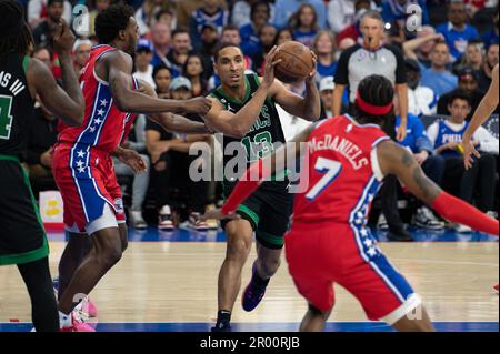 PHILADELPHIA, PA - 5. MAI: Malcolm Brogdon #13 der Boston Celtics fährt am 5. Mai 2023 im Wells Fargo Center in Philadelphia, Pennsylvania, während des Round 2 Game 3 der Eastern Conference Semi-Finals 2023 der NBA-Playoffs zwischen Boston Celtics und Philadelphia 76ers in den Korb. (Foto: Stephen Nadler/PxImages) Stockfoto