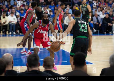 PHILADELPHIA, PA - 5. MAI: Malcolm Brogdon #13 der Boston Celtics fährt am 5. Mai 2023 im Wells Fargo Center in Philadelphia, Pennsylvania, während des Round 2 Game 3 der Eastern Conference Semi-Finals 2023 der NBA-Playoffs zwischen Boston Celtics und Philadelphia 76ers in den Korb. (Foto: Stephen Nadler/PxImages) Stockfoto