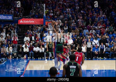 PHILADELPHIA, PA - 5. MAI: Malcolm Brogdon #13 der Boston Celtics fährt am 5. Mai 2023 im Wells Fargo Center in Philadelphia, Pennsylvania, während des Round 2 Game 3 der Eastern Conference Semi-Finals 2023 der NBA-Playoffs zwischen Boston Celtics und Philadelphia 76ers in den Korb. (Foto: Stephen Nadler/PxImages) Stockfoto