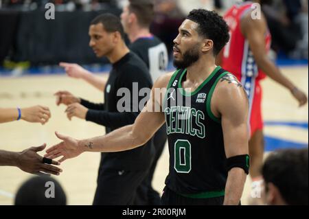 PHILADELPHIA, PA - MAI 5: Malcolm Brogdon #13 der Boston Celtics feiert während des Round 2 Game 3 der Eastern Conference Semi-Finals 2023 der NBA-Playoffs zwischen Boston Celtics und Philadelphia 76ers am 5. Mai 2023 im Wells Fargo Center in Philadelphia, PA. (Foto: Stephen Nadler/PxImages)n Stockfoto