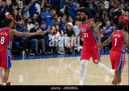 PHILADELPHIA, PA - 5. MAI: Joel Embiid Nr. 21 der 76ers feiert im Round 2 Game 3 der Eastern Conference Semi-Finals 2023 der NBA-Playoffs zwischen Boston Celtics und Philadelphia 76ers am 5. Mai 2023 im Wells Fargo Center in Philadelphia, PA. (Foto: Stephen Nadler/PxImages) Stockfoto