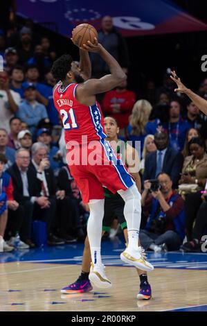 PHILADELPHIA, PA - MAI 5: Joel Embiid #21 der 76ers schießt am 5. Mai 2023 im Wells Fargo Center in Philadelphia, PA, im Round 2 Game 3 der Eastern Conference Semi-Finals 2023 der NBA-Playoffs zwischen Boston Celtics und Philadelphia 76ers den Ball. (Foto: Stephen Nadler/PxImages) Stockfoto