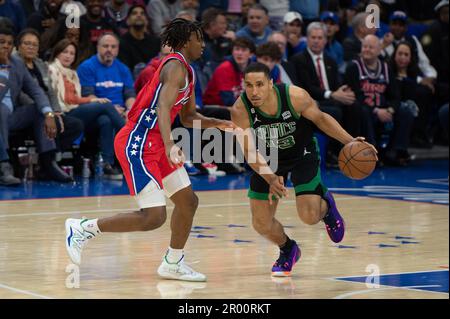 PHILADELPHIA, PA - 5. MAI: Malcolm Brogdon #13 der Boston Celtics fährt am 5. Mai 2023 im Wells Fargo Center in Philadelphia, Pennsylvania, während des Round 2 Game 3 der Eastern Conference Semi-Finals 2023 der NBA-Playoffs zwischen Boston Celtics und Philadelphia 76ers in den Korb. (Foto: Stephen Nadler/PxImages) Stockfoto