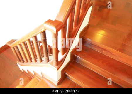Holztreppen und Handlauf isoliert auf weißem Hintergrund Stockfoto