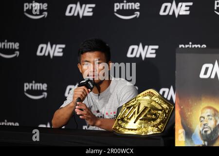 Denver, CO, USA. 5. Mai 2023. DENVER, COLORADO - 5. MAI: Rodtang Jitmuangnon bei ONE Championship Fight 10 Post Fight Pressekonferenz am 5. Mai 2023 im 1. Bank Center in Denver, Colorado. (Kreditbild: © Christopher Colon/PX Imagens via ZUMA Press Wire) NUR REDAKTIONELLE VERWENDUNG! Nicht für den kommerziellen GEBRAUCH! Stockfoto