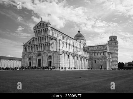 italien , Pisa, 30 - 04 - 2023 : LANDSCHAFTSPIAZZA del Duomo mit fantastischer Kathedrale und Kippturm. Pisa, Italien Stockfoto