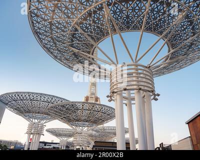 Dubai, Vereinigte Arabische Emirate, 26. März 2023: Bluewaters Island mit riesiger metallischer Struktur und dem höchsten Beobachtungsrad namens Dubai Eye oder Ain D Stockfoto