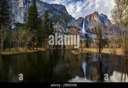 Der Yosemite-Nationalpark in der Sierra Nevada in Kalifornien, USA, bietet im Frühling einen Blick auf die Yosemite-Fälle und den Merced River Stockfoto