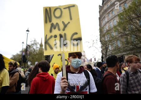 London, Großbritannien. 06. Mai 2023. Mitglieder der Anti-Monarchie-Kampagnengruppe Republik versammeln sich in Westminster vor der Krönung von König Karl III., die heute, am 6. 2023. Mai, stattfindet. König Karl trat dem britischen Thron nach dem Tod seiner Mutter, Königin Elisabeth II., am 8. September 2022 bei. Foto: Ben Cawthra/Sipa USA Kredit: SIPA USA/Alamy Live News Stockfoto