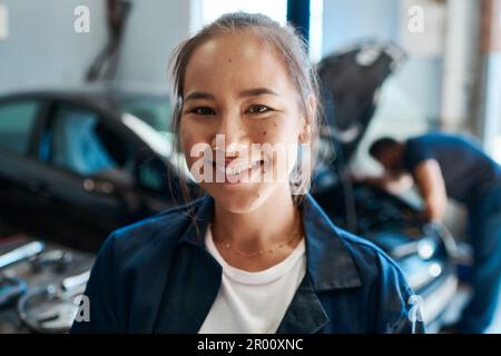 Ihr Wissen und ihre Erfahrung machen sie zu einer großartigen Mechanikerin. Porträt einer Mechanikerin, die in einer Autowerkstatt arbeitet. Stockfoto