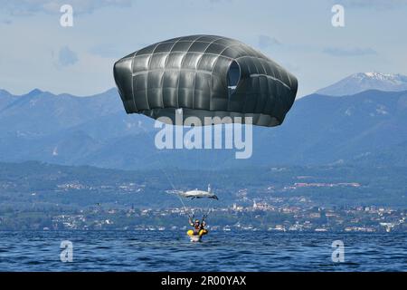 Lazise, Italien. 26. April 2023. Ein Fallschirmjäger der US-Armee, der der 173. Brigade zugeteilt wurde, leitet einen Wassersprung in den Gardasee bei Pacengo, Italien, April. 26, 2023. Die 173. Brigade ist die USA Armee-Notfalleinsatztruppe in Europa, fähig, Einsatzkräfte überall in den USA zu projizieren Zuständigkeitsbereiche der Befehlshaber für Europa, Afrika oder Central. (Foto: Paolo Bovo) (Kreditbild: © USA Army/ZUMA Press Wire Service/ZUMAprilESS.com) NUR REDAKTIONELLE VERWENDUNG! Nicht für den kommerziellen GEBRAUCH! Stockfoto