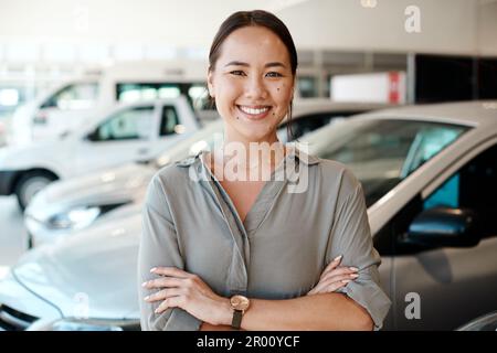 Du wirst mich hören, bevor du mich siehst. Eine junge Frau, die neben dem Auto steht, will sie kaufen. Stockfoto