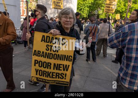 New York, Usa. 05. Mai 2023. NEW YORK, NEW YORK - MAI 05: EINE FRAU HÄLT "ADAMS: HÖR AUF, DIE ARMEN NEWYORKERS IM STICH ZU LASSEN!" unterschreiben Sie, wenn sich Demonstranten zu einer "Justice for Jordan Neely" -Kundgebung am 05. Mai 2023 in New York City im Washington Square Park versammeln. Laut Polizei und Zeugenaussagen starb Neely, 30 Jahre alt und in einem Schutzraum wohnte, nachdem er am Montag von einem 24-jährigen Mann in einem U-Bahn-Zug in New York City in einen Würgegriff gelegt wurde. Immer mehr Aktivisten fordern, dass der Mann, der den Würgegriff auf Neely benutzt hat, festgenommen wird. Kredit: Ron Adar/Alamy Live News Stockfoto