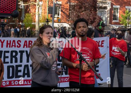 New York, Usa. 05. Mai 2023. NEW YORK, NEW YORK - MAI 05: Aktivisten sprechen auf einer Rallye "Justice for Jordan Neely" im Washington Square Park am 05. Mai 2023 in New York City. Laut Polizei und Zeugenaussagen starb Neely, 30 Jahre alt und in einem Schutzraum wohnte, nachdem er am Montag von einem 24-jährigen Mann in einem U-Bahn-Zug in New York City in einen Würgegriff gelegt wurde. Immer mehr Aktivisten fordern, dass der Mann, der den Würgegriff auf Neely benutzt hat, festgenommen wird. Kredit: Ron Adar/Alamy Live News Stockfoto