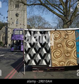 Teppich zum Verkauf vor der Kirche St. Mary's Butts, Reading, Berkshire. Stockfoto