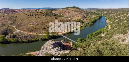 rio Duero y ermita de San Saturio, Soria, Comunidad Autónoma de Castilla, Spanien, Europa Stockfoto