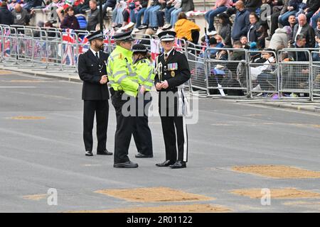 London, Großbritannien. 06. Mai 2023. Whitehall, London, Großbritannien, am 06 2023. Mai. Sir Mark Rowley, Polizeichef von Metropolitan, spricht mit seinen Offizieren, die sich auf die Route in Whitehall vorbereiten, bevor am 06 2023. Mai die Krönung von König Karl III. In Whitehall, London, beginnt. Kredit: Francis Knight/Alamy Live News Stockfoto