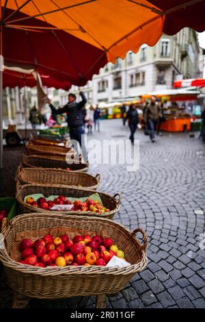 Landschaft des Morgenmarkts in Lausanne, Schweiz Stockfoto